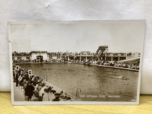 Skegness, The Bathing Pool, Lincolnshire, Posted 1932 vintage unbranded postcard Our Ref no. R739 £2.50