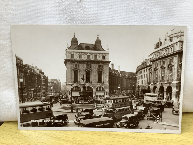 Piccadilly Circus, London - Vintage Postcard No 6049 Valentine & Sons Ltd - Our Ref No A75 £2.25