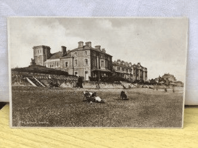 Hythe, The Beach, Kent, vintage unbranded postcard.  Our Ref No R390 £2.50